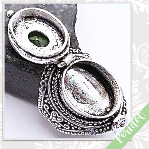 Peridot Eclectic Silver Artisan Poison Ring, Size 7 (Mint Green) - Picture 3 of 3